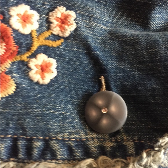 Size small sweet embroidered jean jacket - Picture 3 of 6